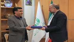 تقدیم هدیه سازمان بازرسی کل کشور به رئیس سازمان حفاظت محیط زیست