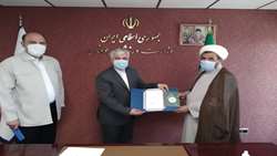 تقدیم بسته هدیه سازمان بازرسی کل کشور به وزیر ورزش 