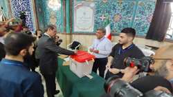 رئیس سازمان بازرسی کل کشور رای خود را به صندوق انداخت/ دکتر خدائیان: حضور حداکثری در انتخابات جایگاه کشور را در داخل و جامعه بین الملل ارتقا می‌بخشد