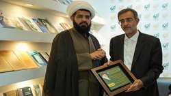 بازدید رئیس جهاد دانشگاهی از غرفه انتشارات